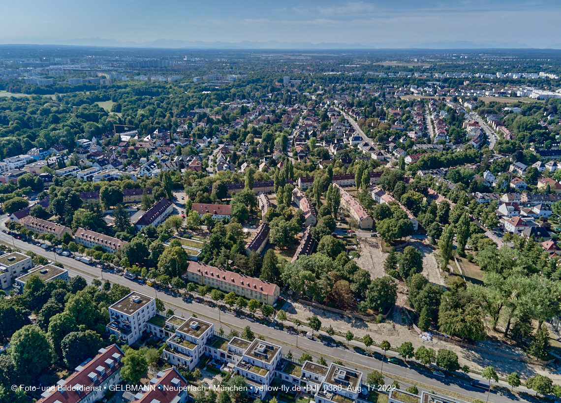 17.08.2022 - Luftbilder von der Baustelle Maikäfersiedlung in Berg am Laim